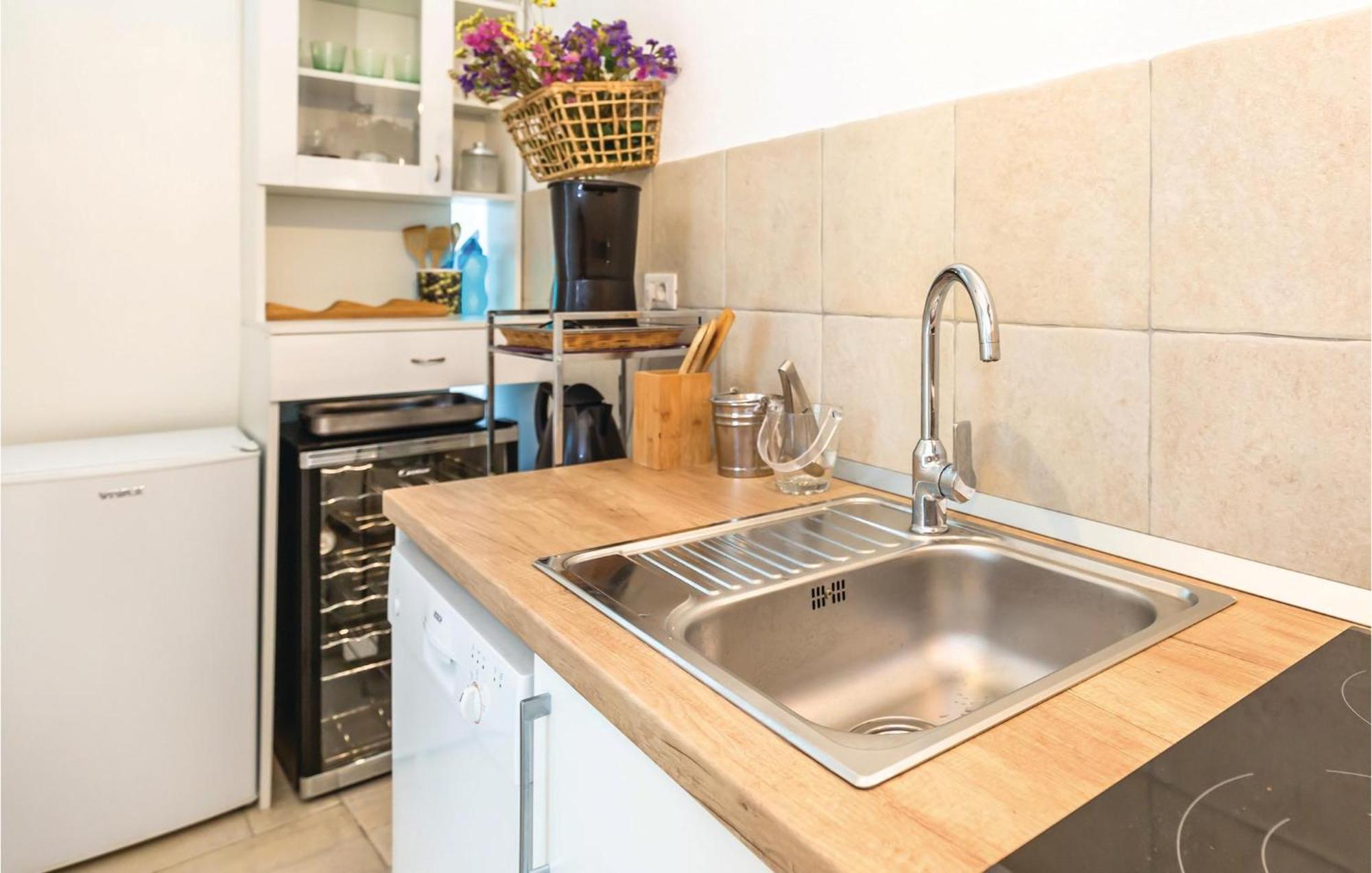 1 Bedroom Gorgeous Apartment In Makarska Kültér fotó