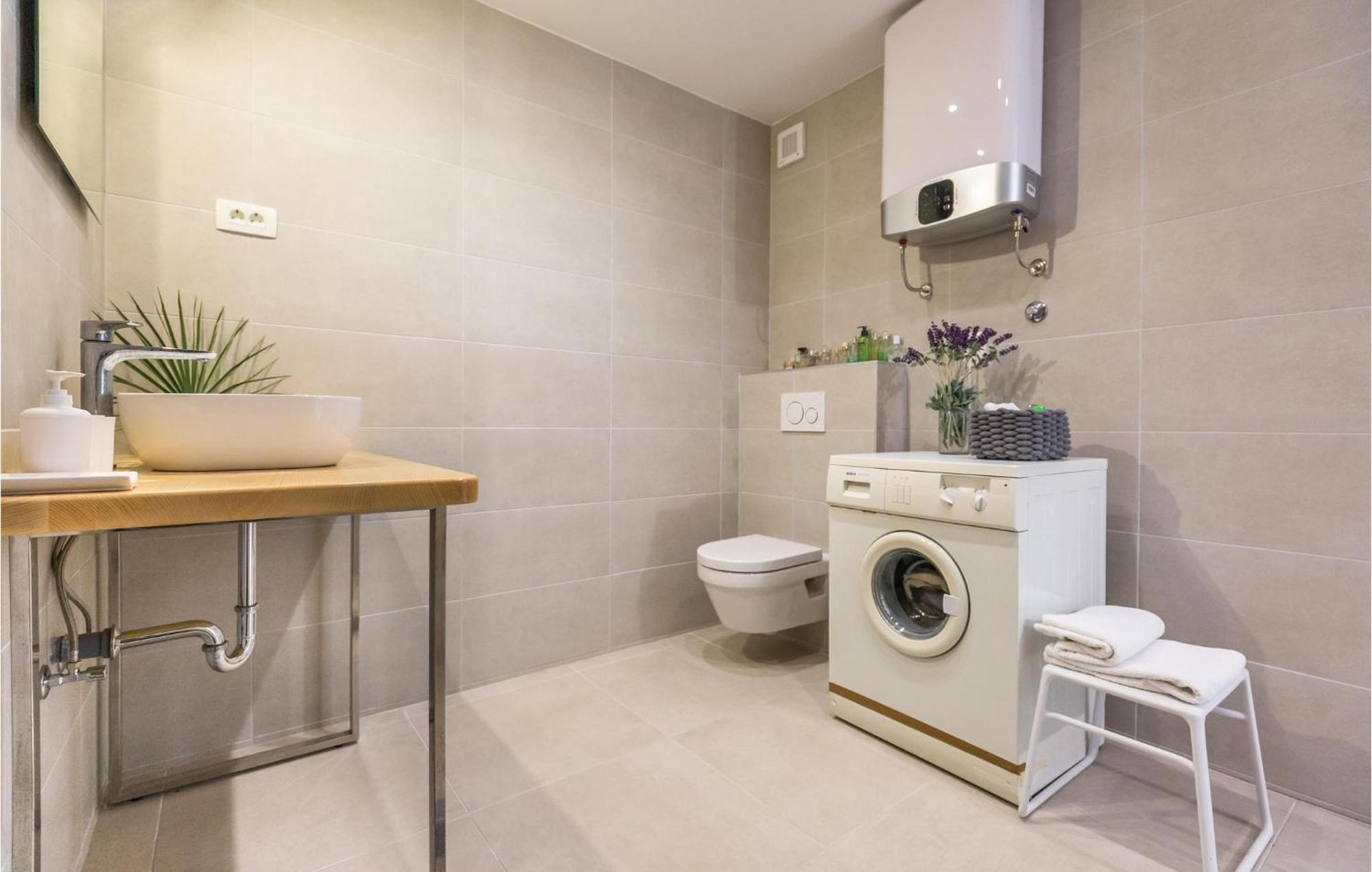 1 Bedroom Gorgeous Apartment In Makarska Kültér fotó