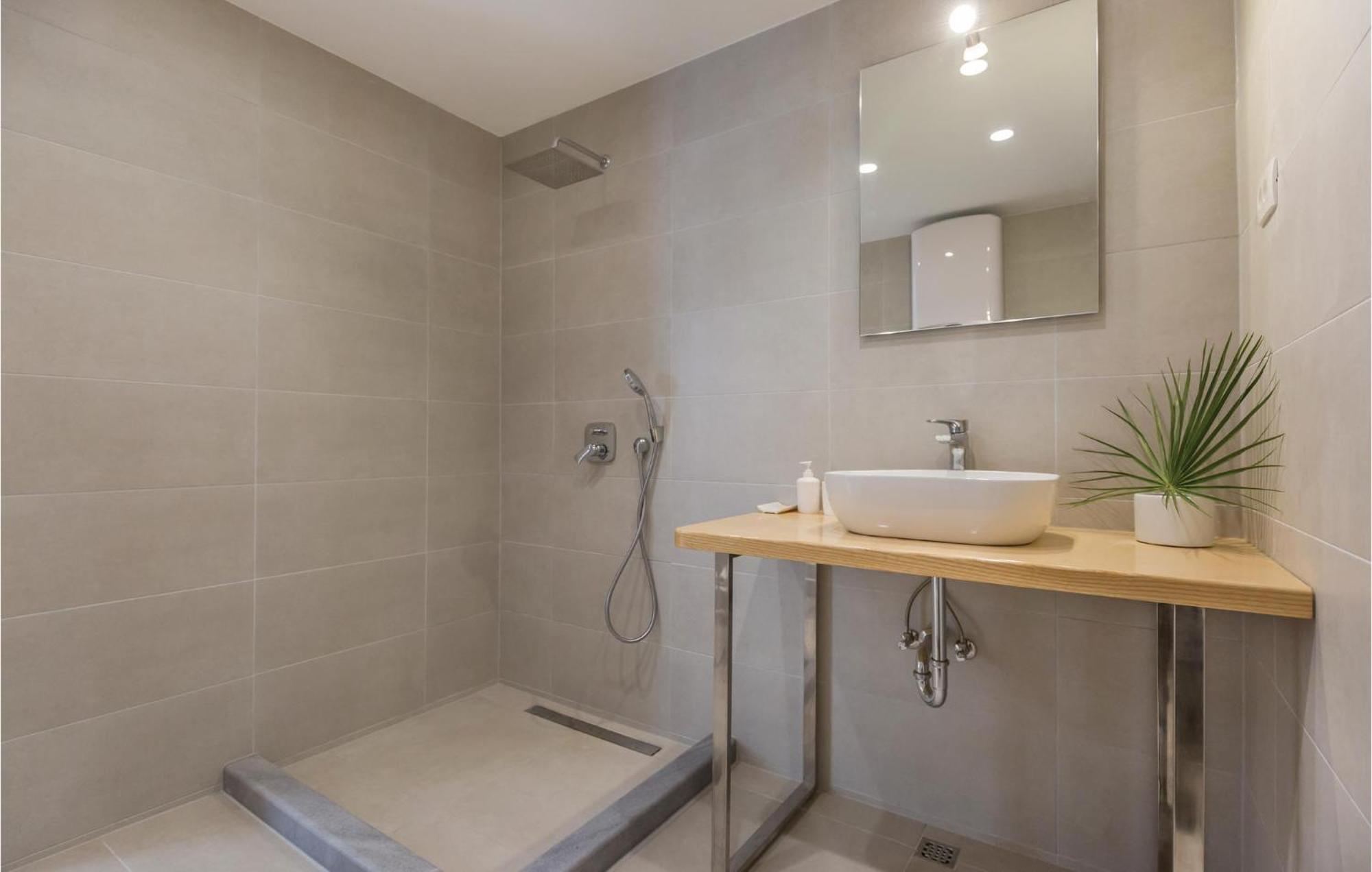 1 Bedroom Gorgeous Apartment In Makarska Kültér fotó